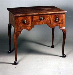 Lowboy met cabriole poten, ca.1715 door English School